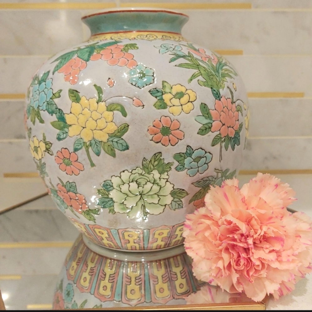 Beautiful vintage ginger jar
